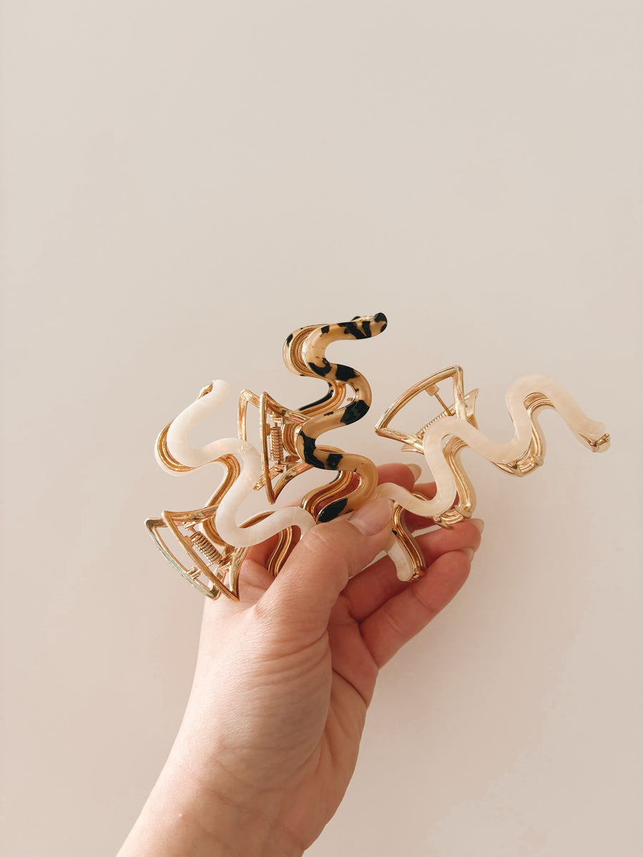 'Love&Repeat' Wavy Claw Clip